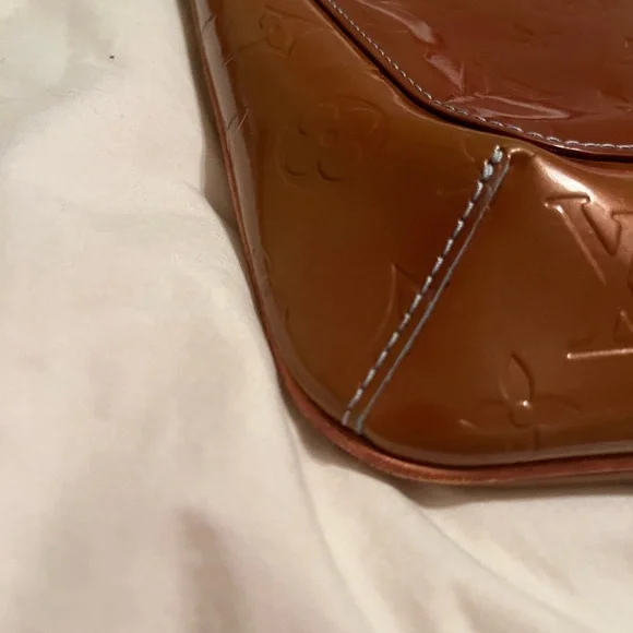 Louis Vuitton Gold Shoulder Bag - Picture 3 of 9